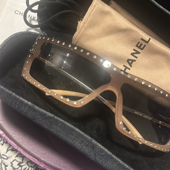 Chanel - Picture 3 of 7